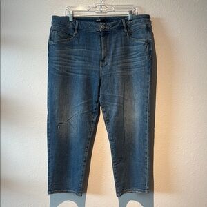 Cropped light distress Blue Jeans